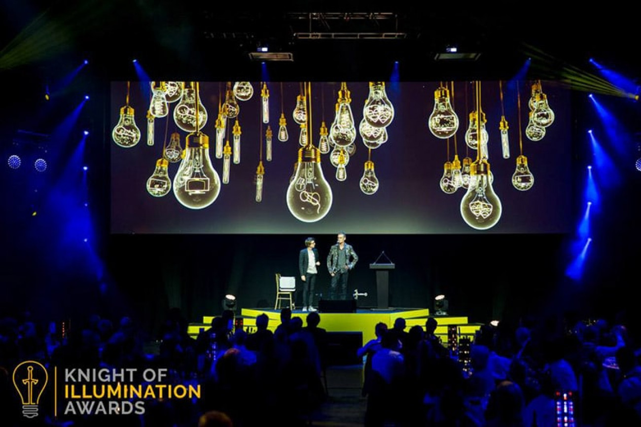 London Corporate Entertainment Mind Reader Chris Cox performing after dinner mind reading entertainment at an award ceremony in London