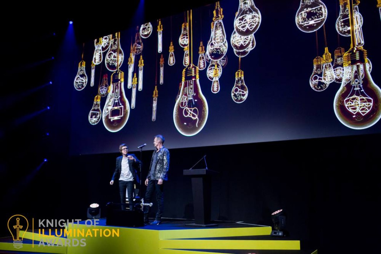 Mind Reader Chris Cox Performing Corporate Mind Reading Entertainment in London At The Hammersmith Apollo with a lightbulb background