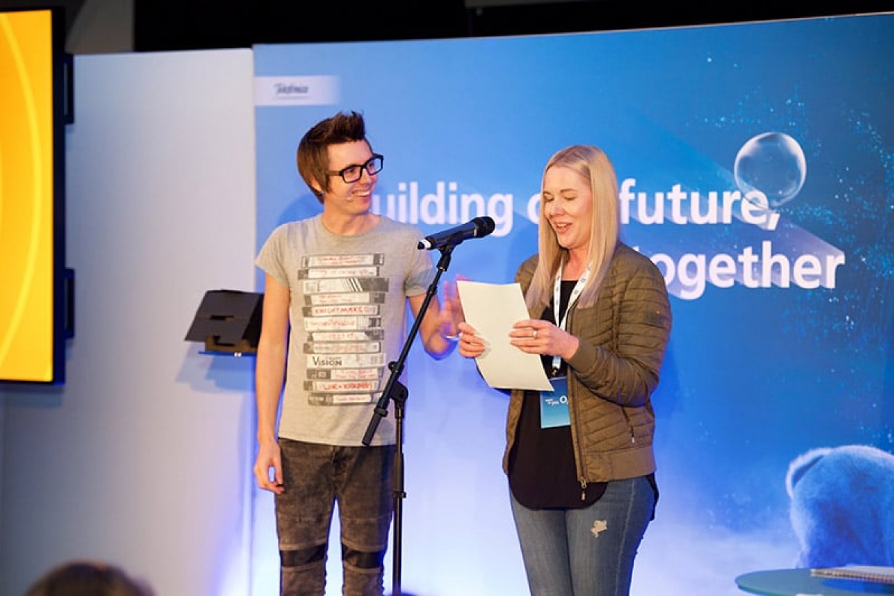 Chris Cox Unique Corporate Entertainer On Stage Reading Minds For O2