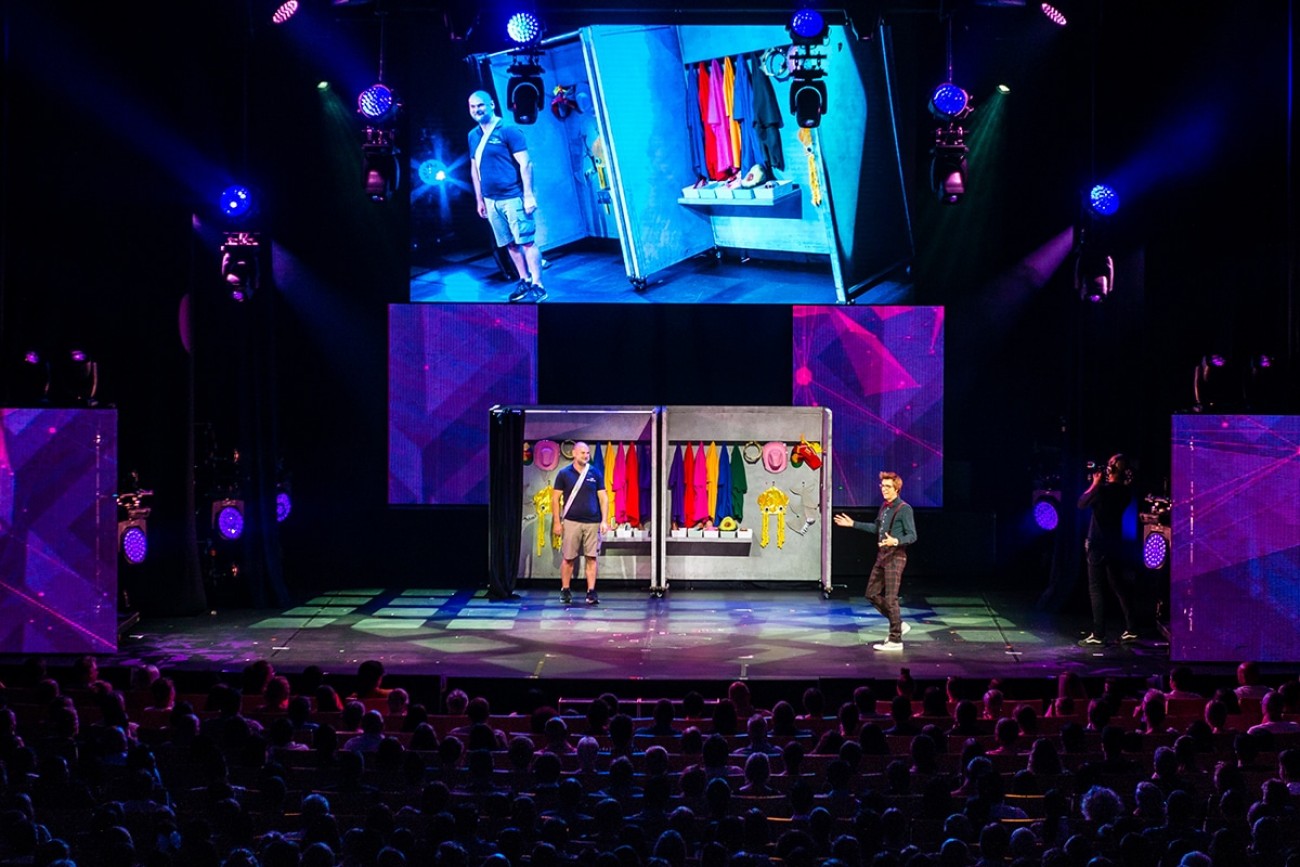 Chris Cox Corporate Entertainment Mind Reader On Stage In The Illusionists